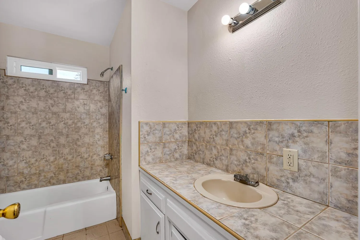 Coalinga, California 93210, United States, 3 Bedrooms Bedrooms, ,2 BathroomsBathrooms,Residential,Pending,28087