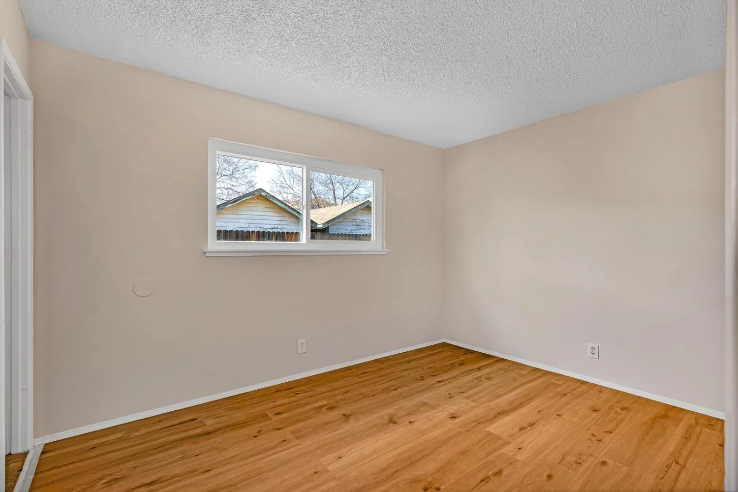 Coalinga, California 93210, United States, 3 Bedrooms Bedrooms, ,2 BathroomsBathrooms,Residential,Pending,28087