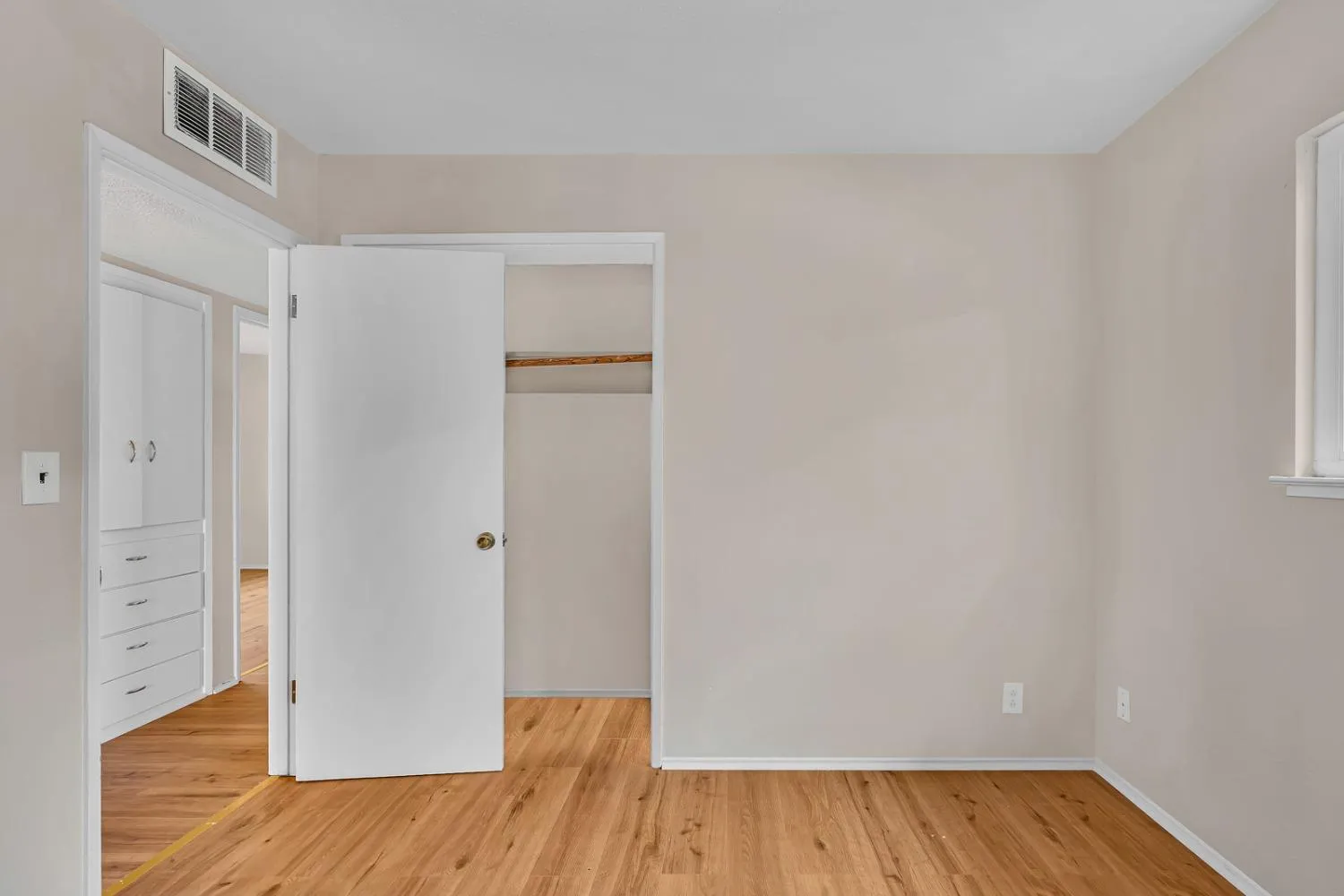 Coalinga, California 93210, United States, 3 Bedrooms Bedrooms, ,2 BathroomsBathrooms,Residential,Pending,28087