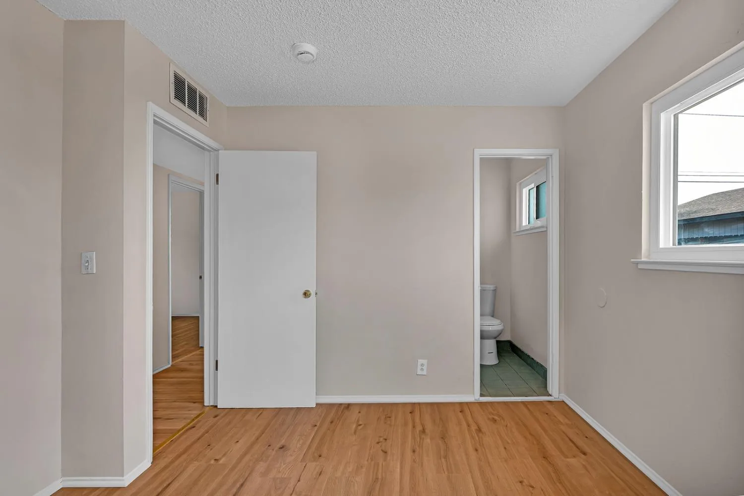 Coalinga, California 93210, United States, 3 Bedrooms Bedrooms, ,2 BathroomsBathrooms,Residential,Pending,28087