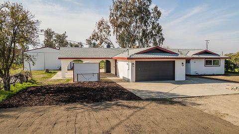 A home in Caruthers