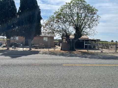 A home in Caruthers