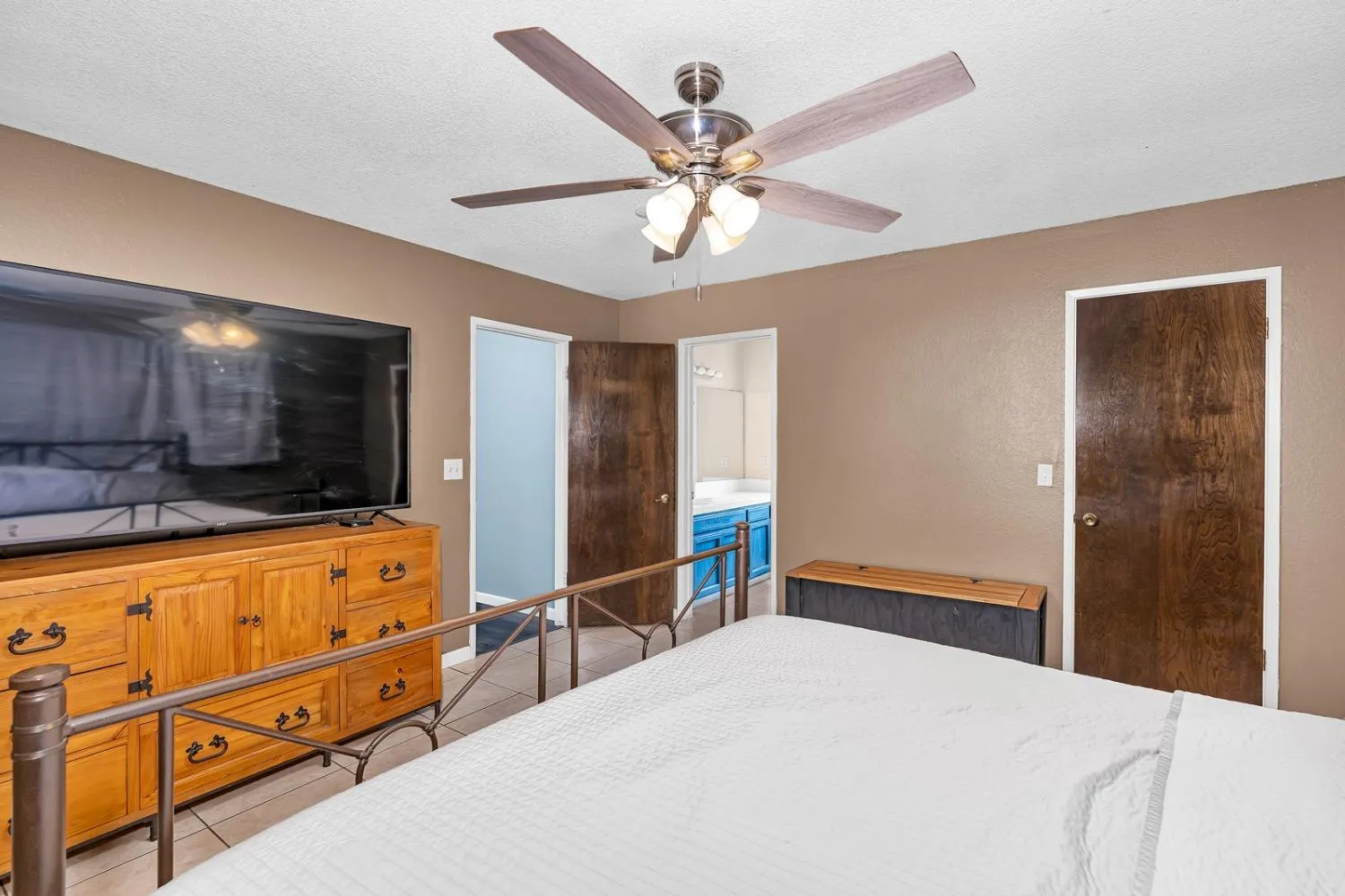 Clovis, California 93612, United States, 3 Bedrooms Bedrooms, ,2 BathroomsBathrooms,Residential,Active,117690