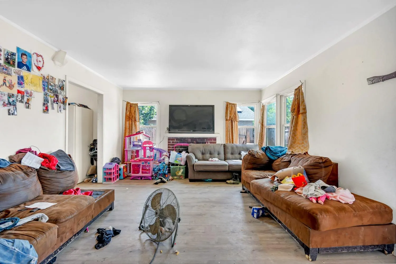 Fresno, California 93702, United States, 3 Bedrooms Bedrooms, ,1 BathroomBathrooms,Residential,Pending,128733