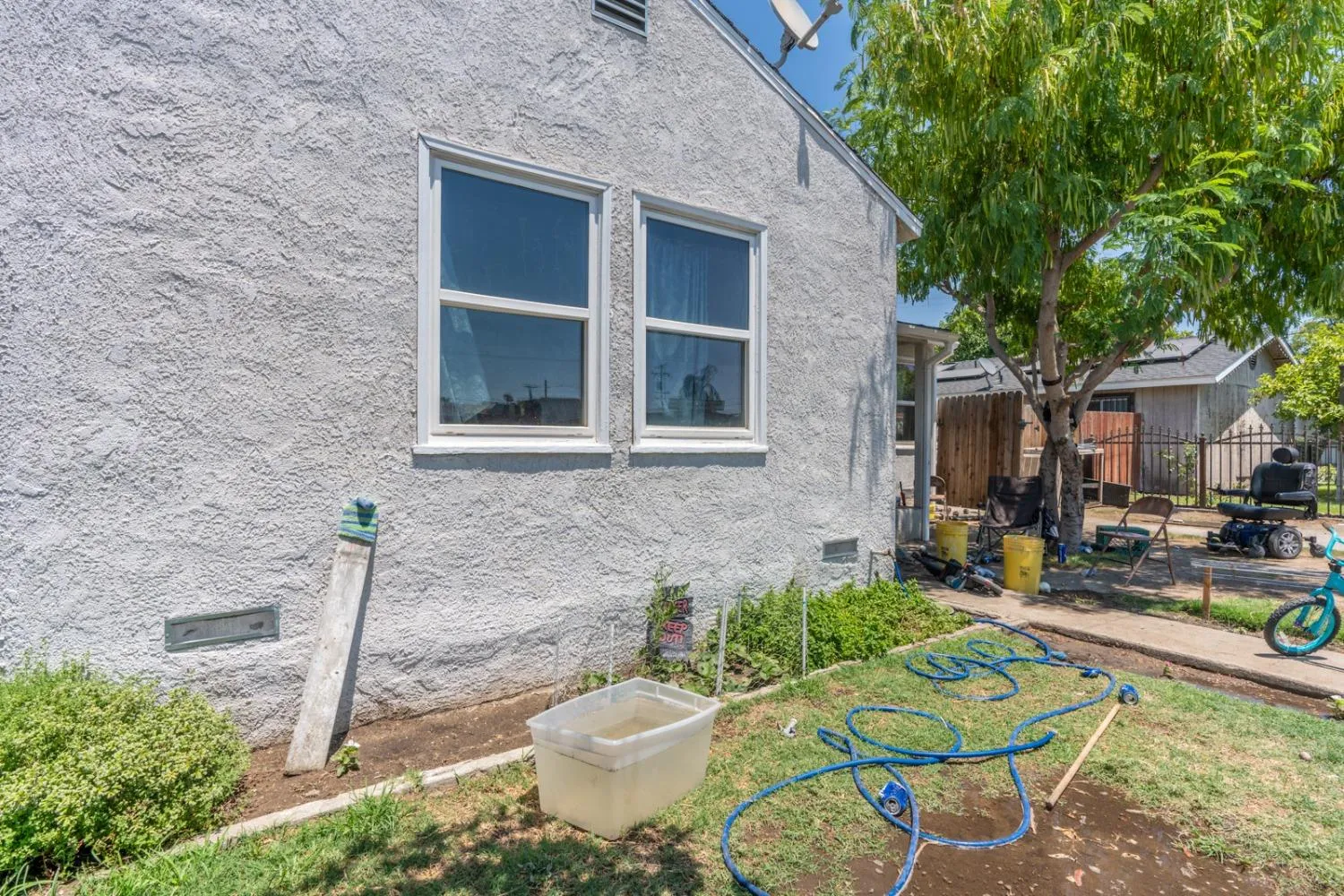 Fresno, California 93702, United States, 3 Bedrooms Bedrooms, ,1 BathroomBathrooms,Residential,Pending,128733