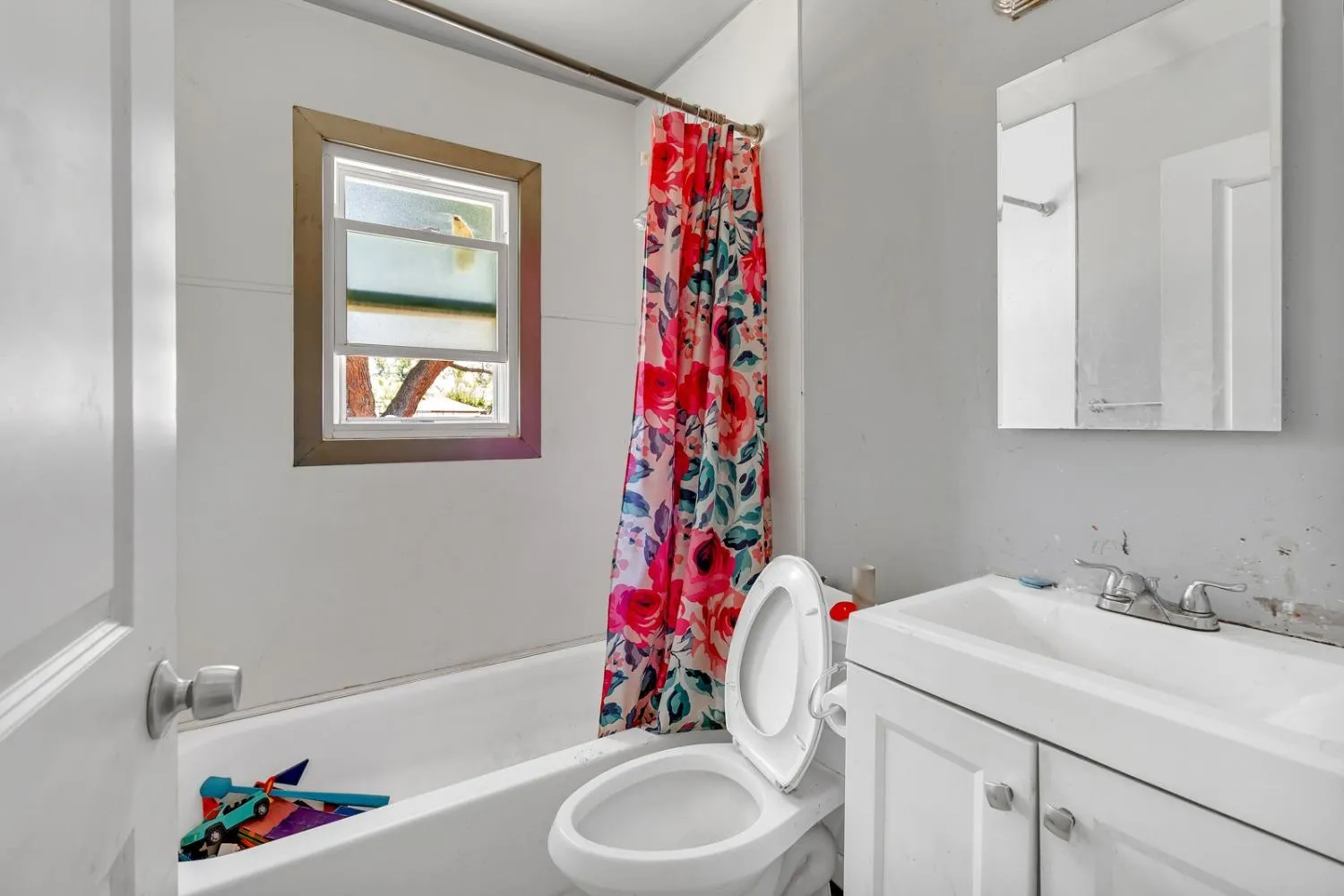 Fresno, California 93702, United States, 3 Bedrooms Bedrooms, ,1 BathroomBathrooms,Residential,Pending,128733