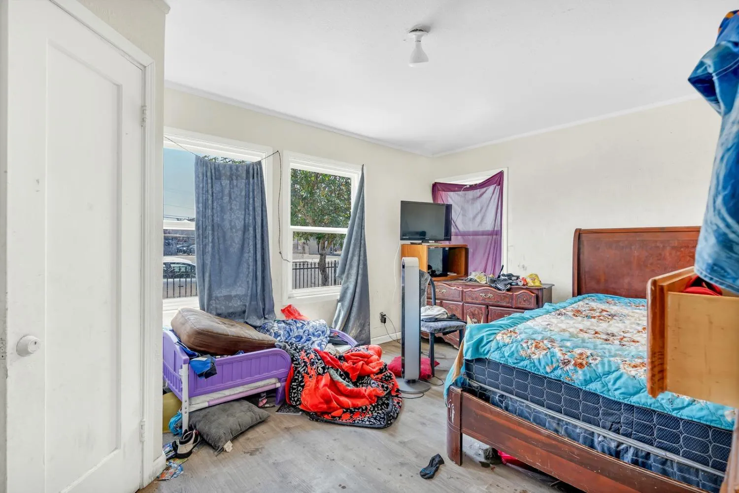 Fresno, California 93702, United States, 3 Bedrooms Bedrooms, ,1 BathroomBathrooms,Residential,Pending,128733