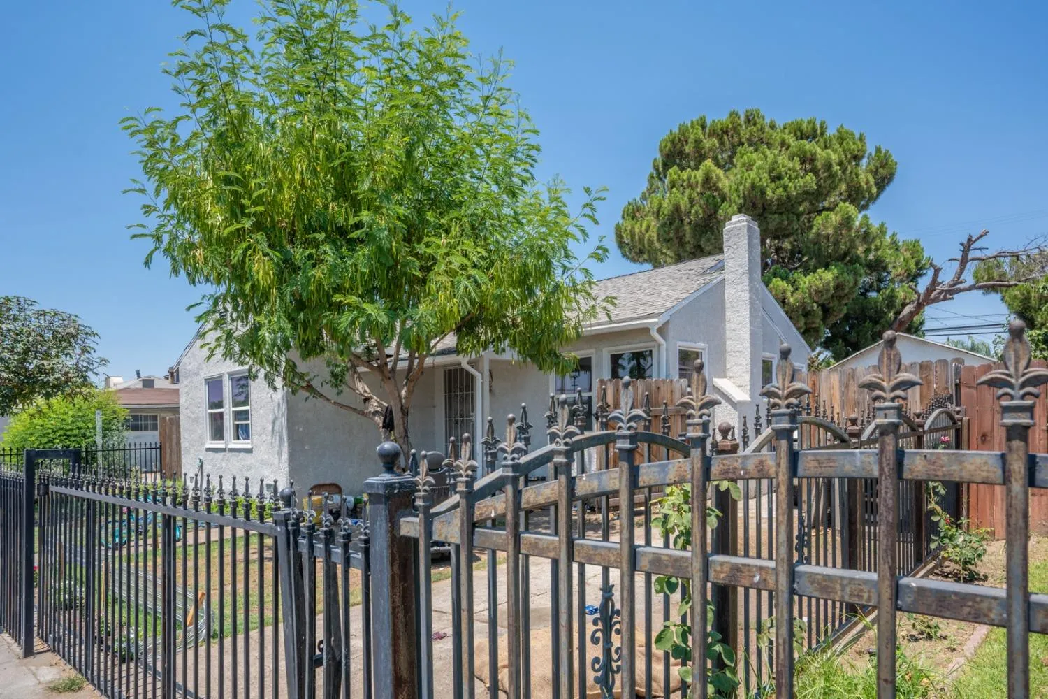 Fresno, California 93702, United States, 3 Bedrooms Bedrooms, ,1 BathroomBathrooms,Residential,Pending,128733