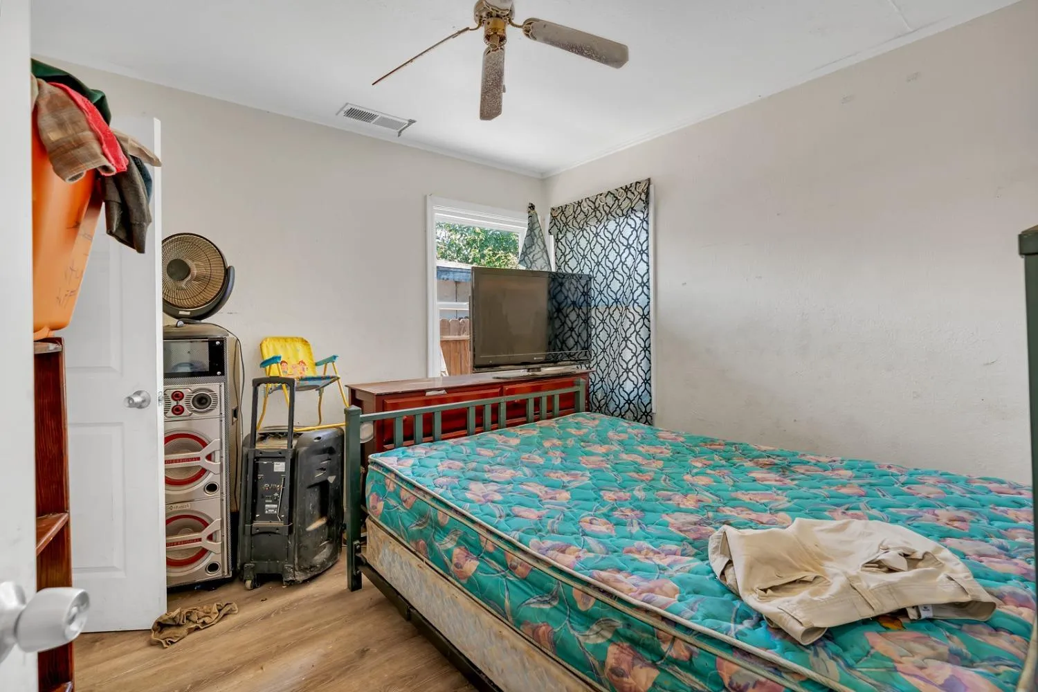 Fresno, California 93702, United States, 3 Bedrooms Bedrooms, ,1 BathroomBathrooms,Residential,Pending,128733