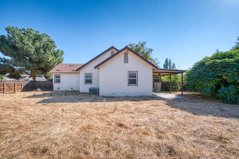 A home in Caruthers