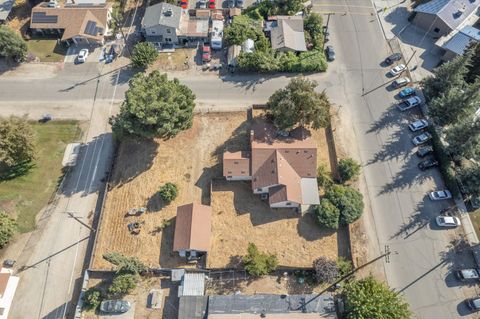 A home in Caruthers