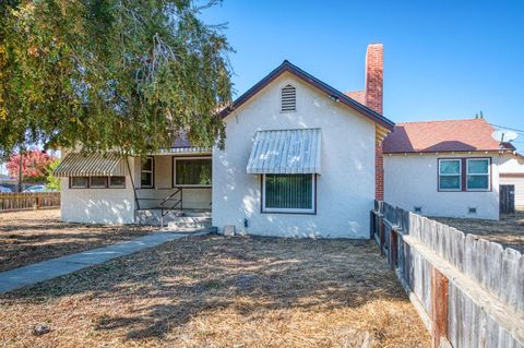 A home in Caruthers