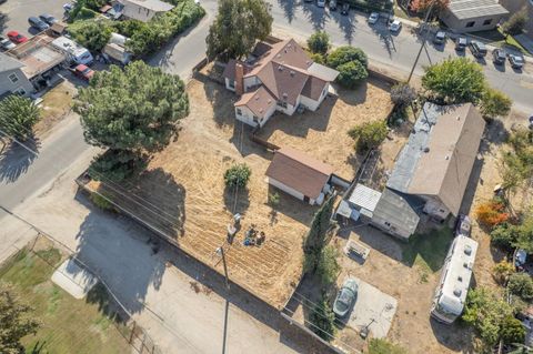 A home in Caruthers