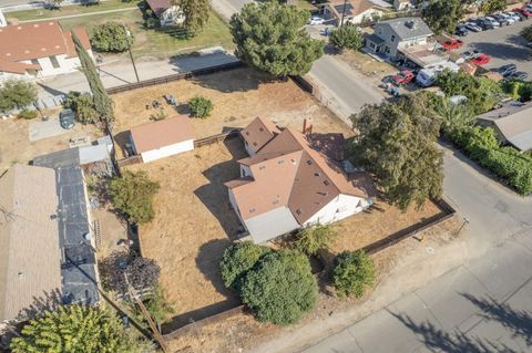 A home in Caruthers