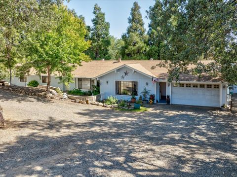 A home in Ahwahnee