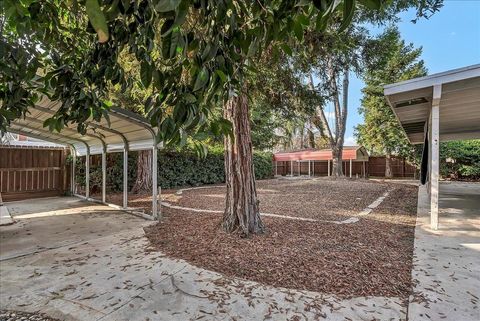 A home in Dinuba