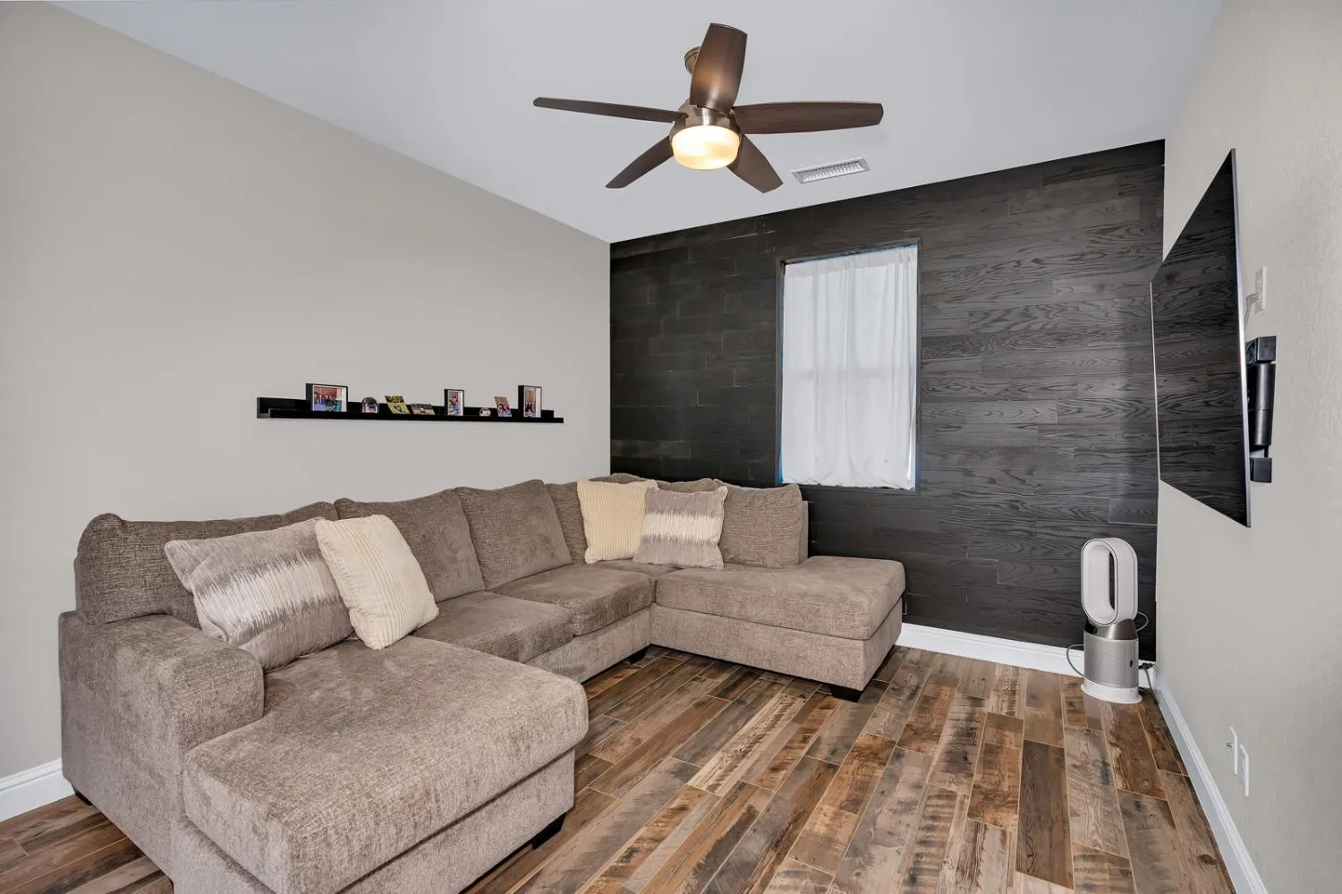 Fresno, California 93730, United States, 3 Bedrooms Bedrooms, ,3 BathroomsBathrooms,Residential,Active,36827