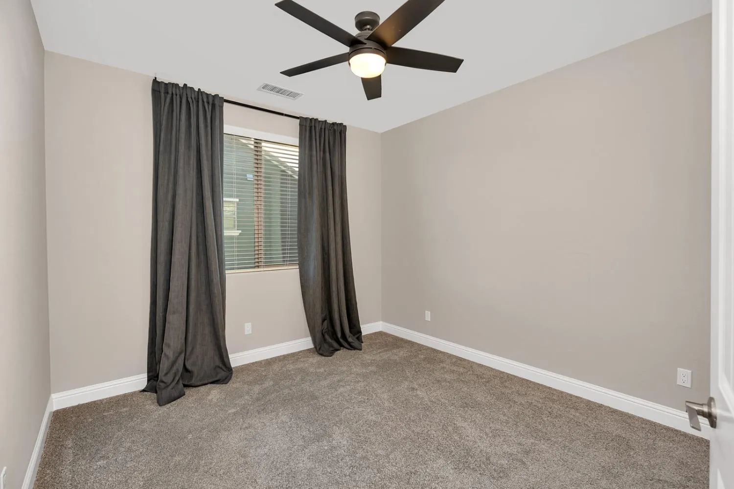 Fresno, California 93730, United States, 3 Bedrooms Bedrooms, ,3 BathroomsBathrooms,Residential,Active,36827