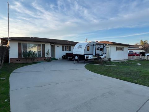 A home in Dinuba