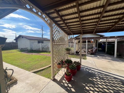 A home in Dinuba