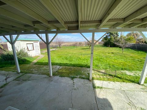 A home in Caruthers