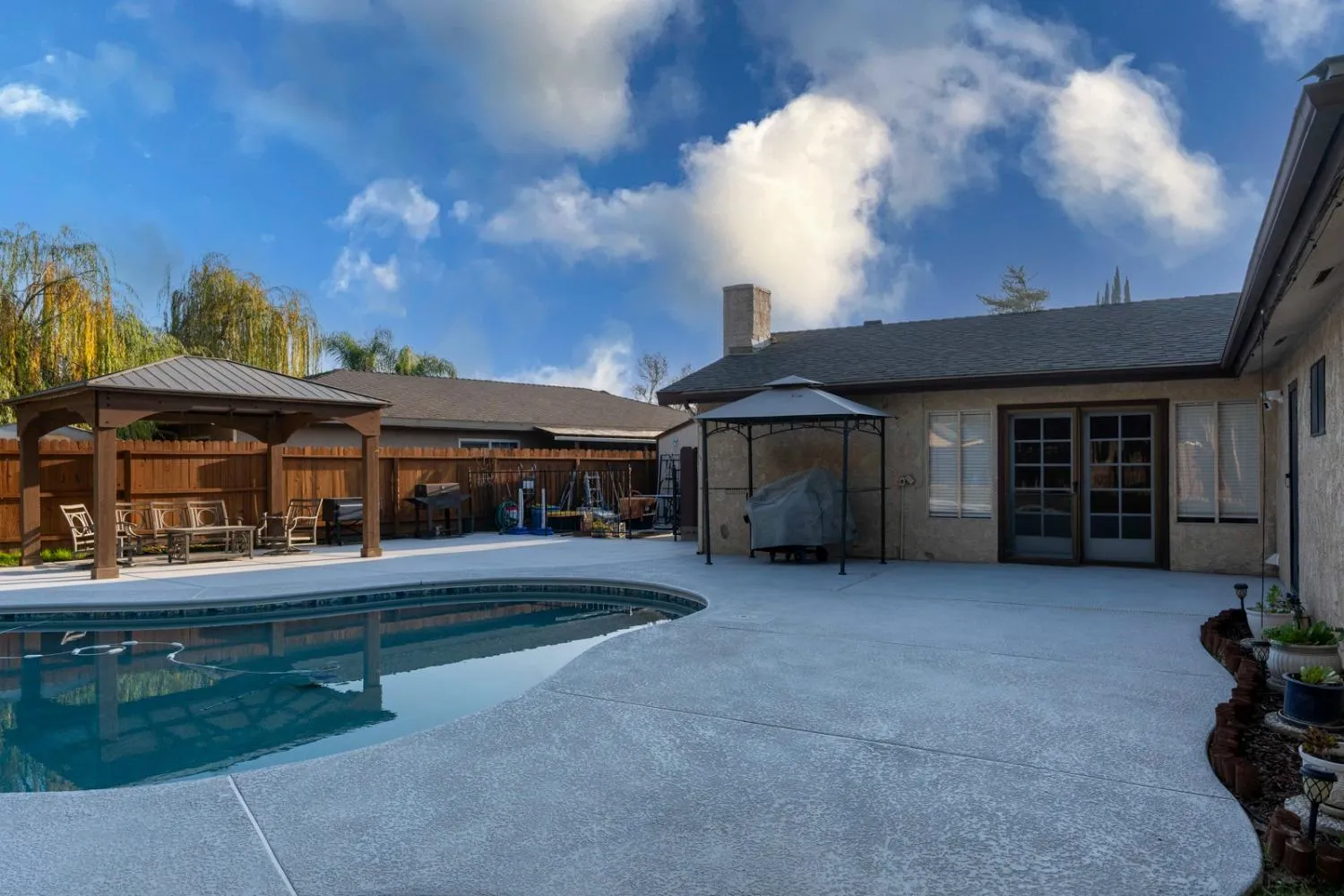 Madera, California 93637, United States, 3 Bedrooms Bedrooms, ,2 BathroomsBathrooms,Residential,Pending,28002