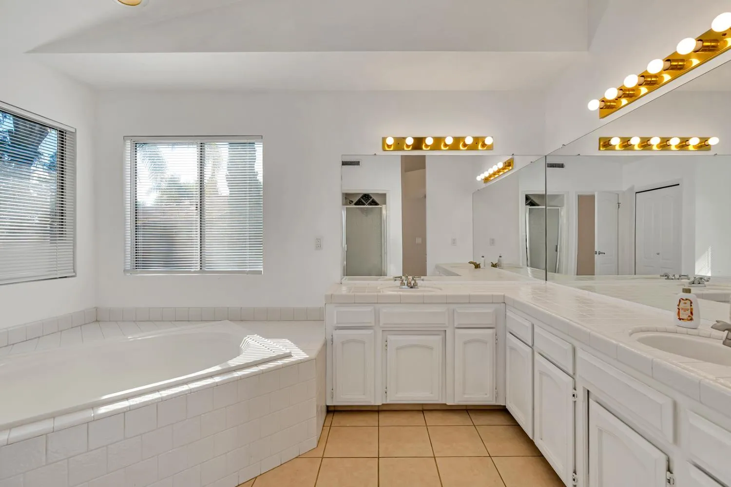 Fresno, California 93730, United States, 4 Bedrooms Bedrooms, ,3 BathroomsBathrooms,Residential,Active,247403