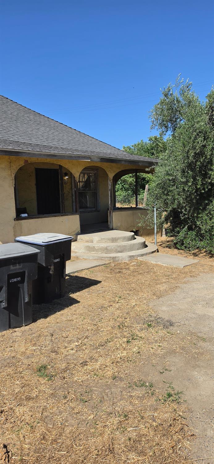 590 E Daleville Avenue - Photo 2