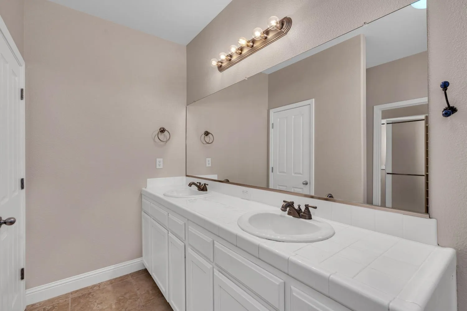 Fresno, California 93730, United States, 4 Bedrooms Bedrooms, ,3 BathroomsBathrooms,Residential,Active,112472