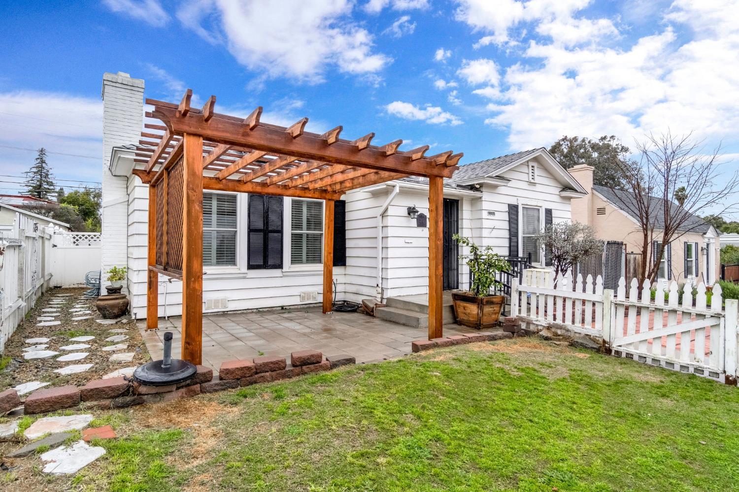 215 E Clinton Ave - Photo 2