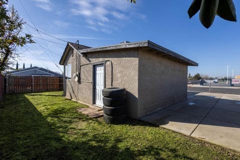 A home in Parlier