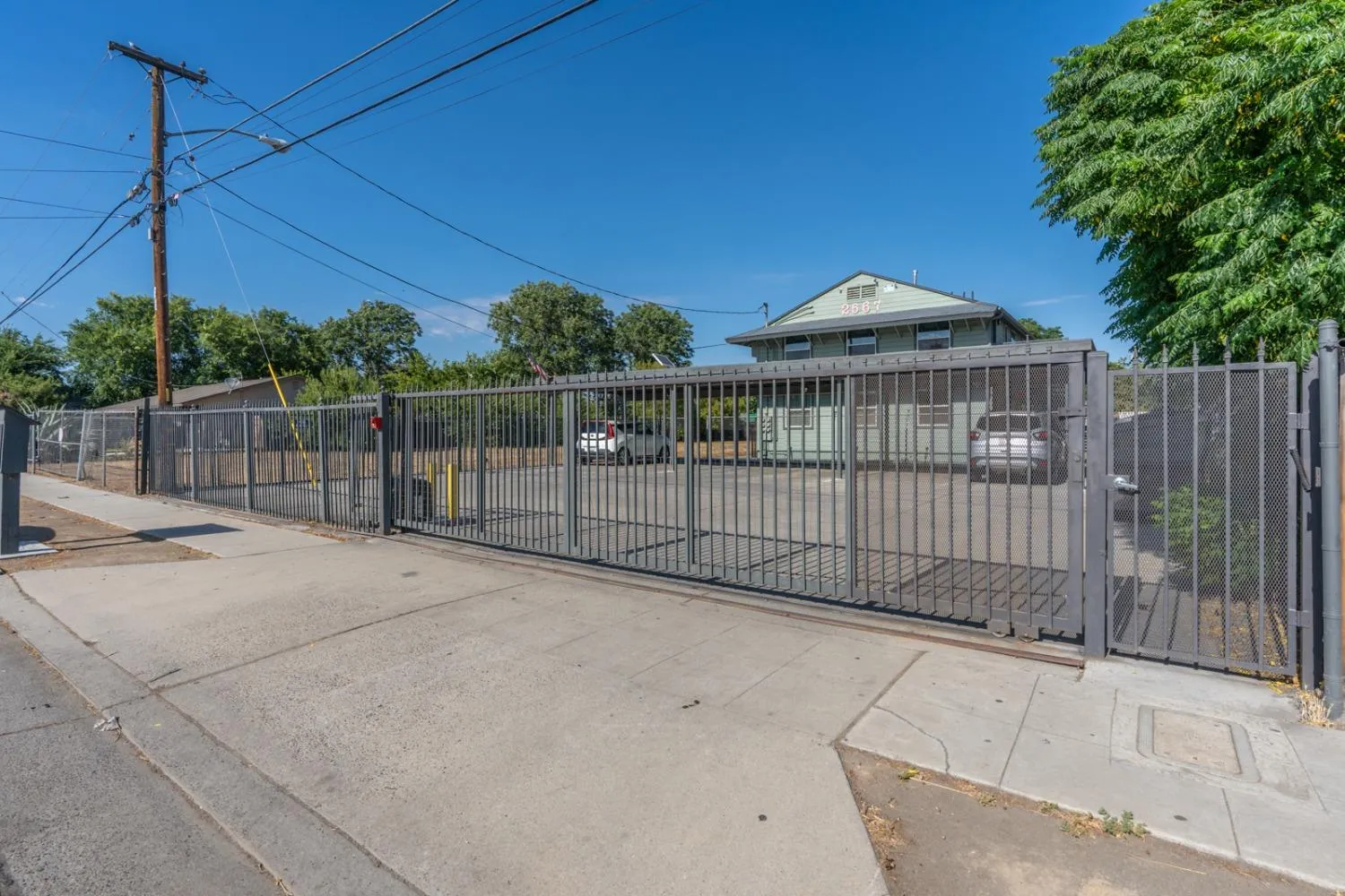 Fresno, California 93725, United States, 12 Bedrooms Bedrooms, ,Residential,Active,6370