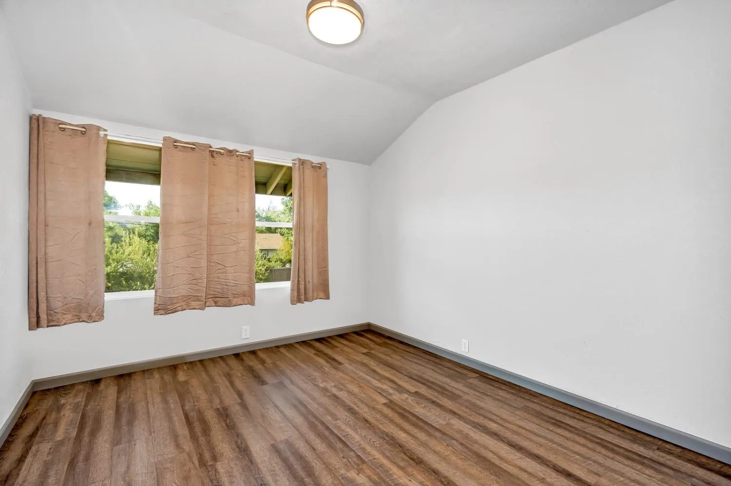 Fresno, California 93725, United States, 12 Bedrooms Bedrooms, ,Residential,Active,6370