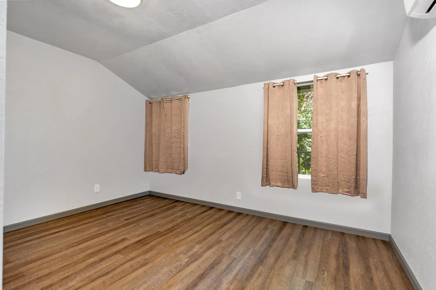 Fresno, California 93725, United States, 12 Bedrooms Bedrooms, ,Residential,Active,6370