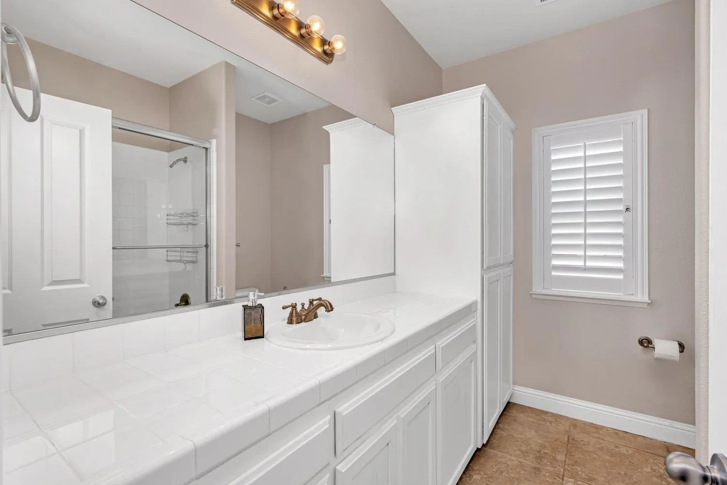 Fresno, California 93730, United States, 4 Bedrooms Bedrooms, ,3 BathroomsBathrooms,Residential,Active,131805