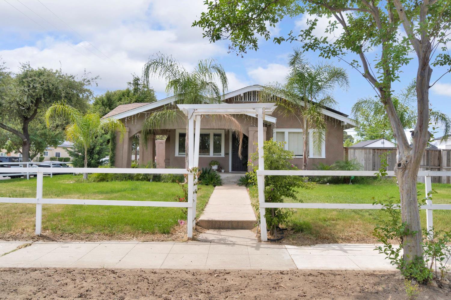 1005 N Fruit Avenue - Photo 2