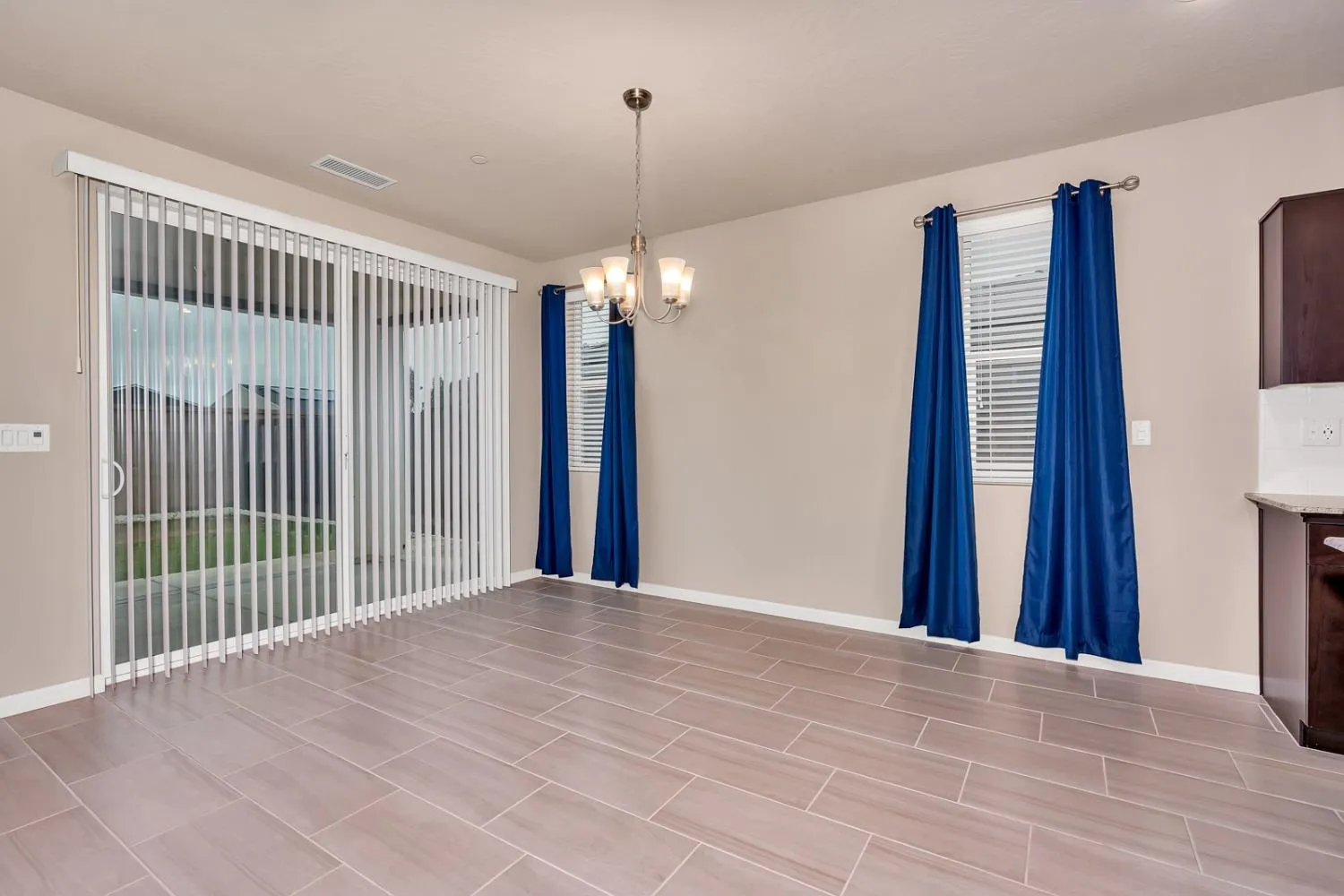 Clovis, California 93619, United States, 3 Bedrooms Bedrooms, ,2 BathroomsBathrooms,Residential,Active,103184