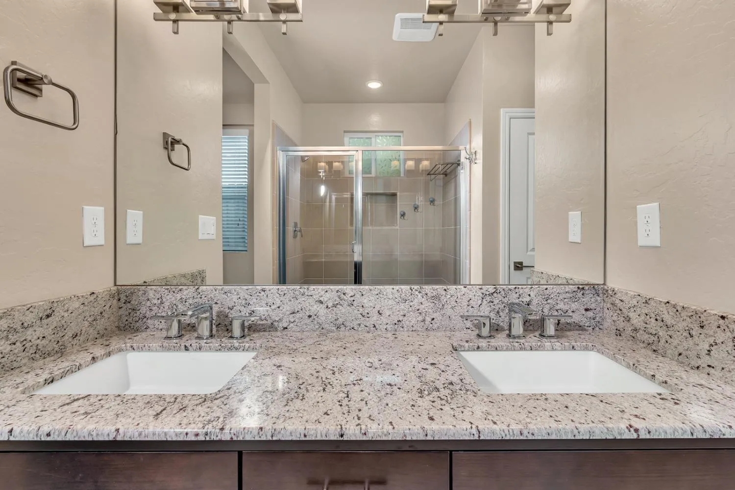 Clovis, California 93619, United States, 3 Bedrooms Bedrooms, ,2 BathroomsBathrooms,Residential,Active,103184