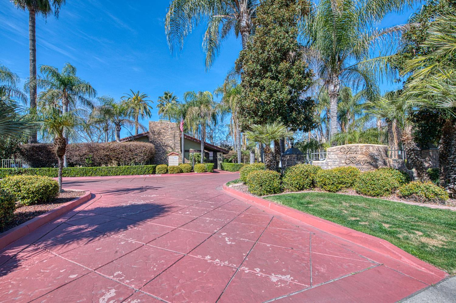 Photo 1 of 31 — 2881 Huntington Boulevard 262, Fresno, CA 93721