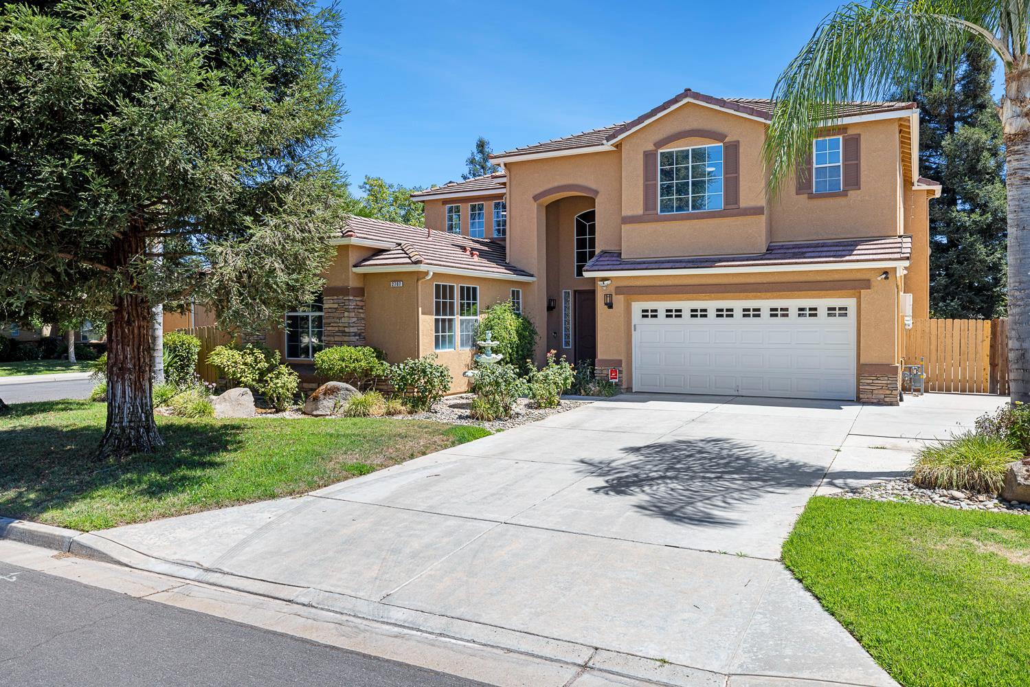 Photo 1 of 91 — 2707 E Omaha Avenue, Fresno, CA 93720