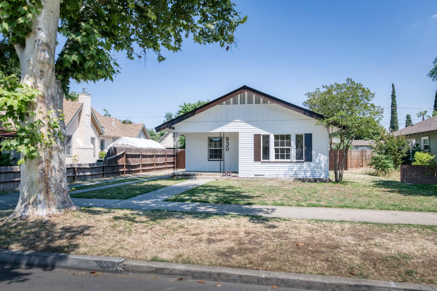 Photo 1 of 37 — 930 N Arthur Avenue, Fresno, CA 93728