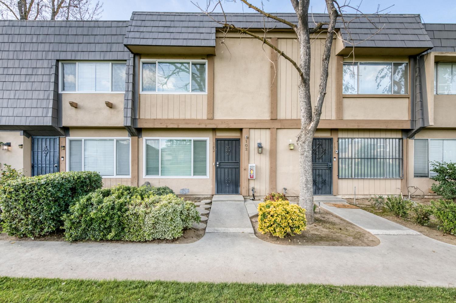 Photo 1 of 36 — 5118 E Ashlan Avenue 102, Fresno, CA 93727