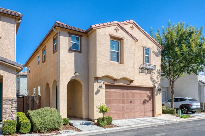 Photo 1 of 35 — 3683 Friendship Lane, Clovis, CA 93619