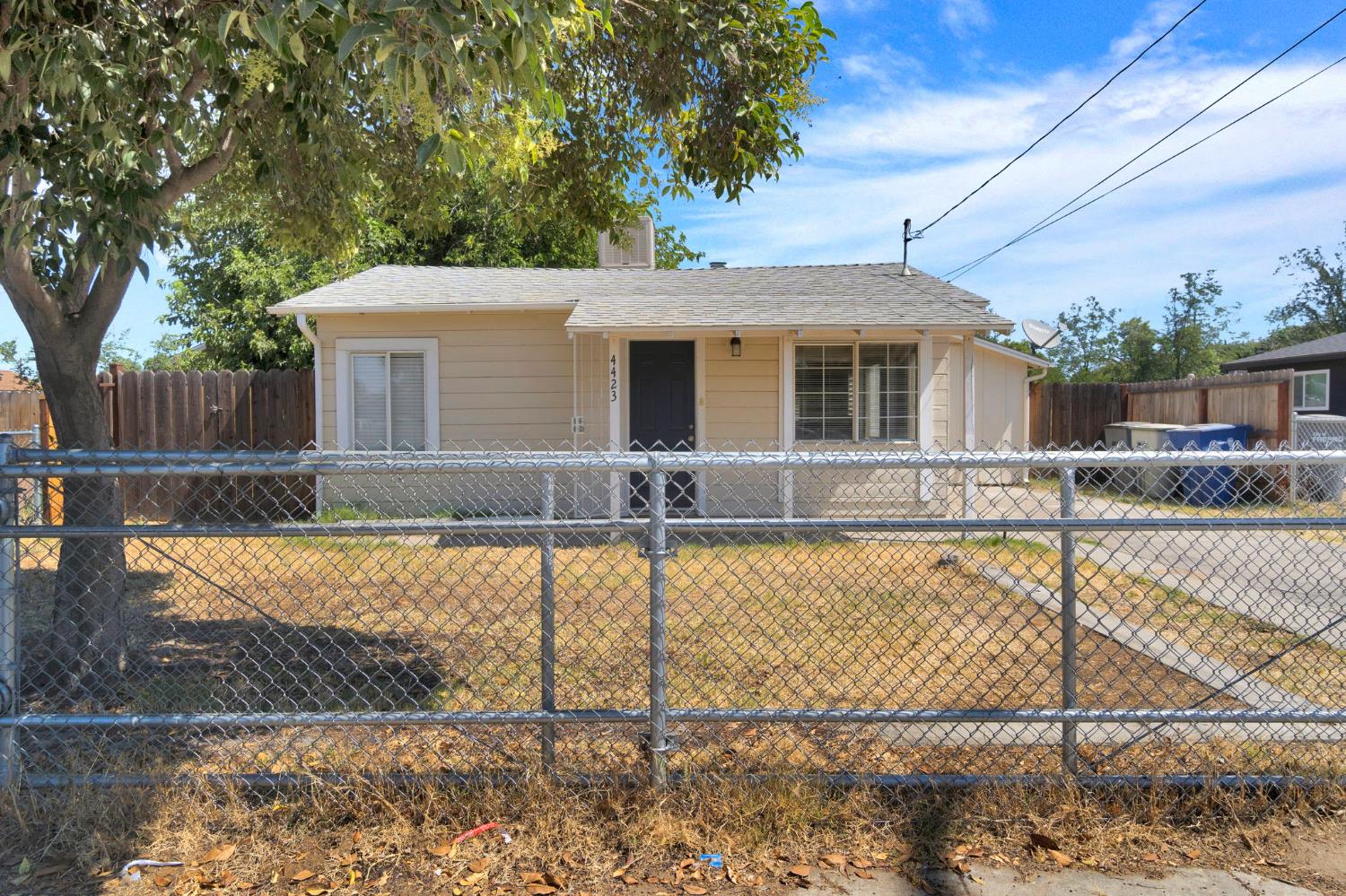 Photo 1 of 11 — 4423 E Floradora Avenue, Fresno, CA 93703