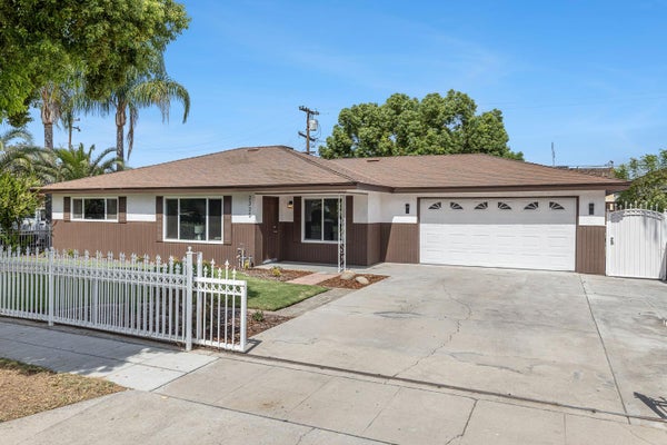 2325 E HAMPTON WAY, FRESNO, CA 93726 - Image 3493bf7ddea000674ca27892b72aa5ee/540180908