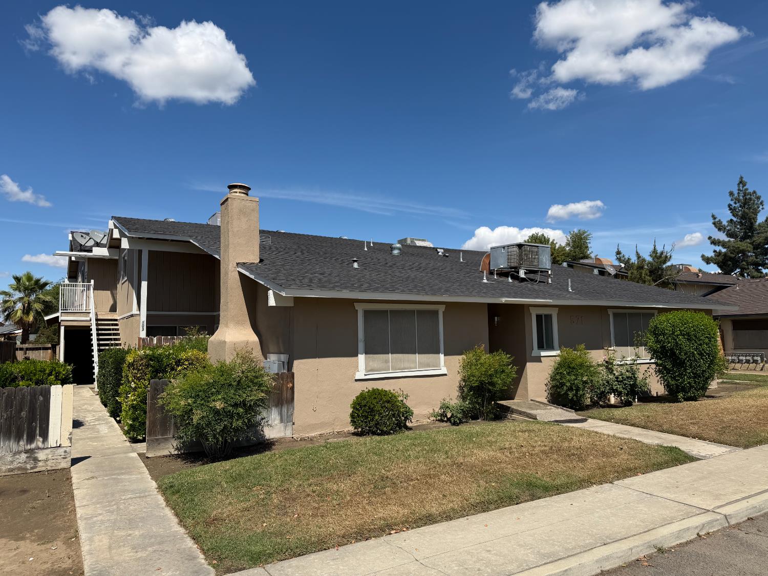 Photo 1 of 8 — 571 W Ashlan Avenue, Clovis, CA 93612