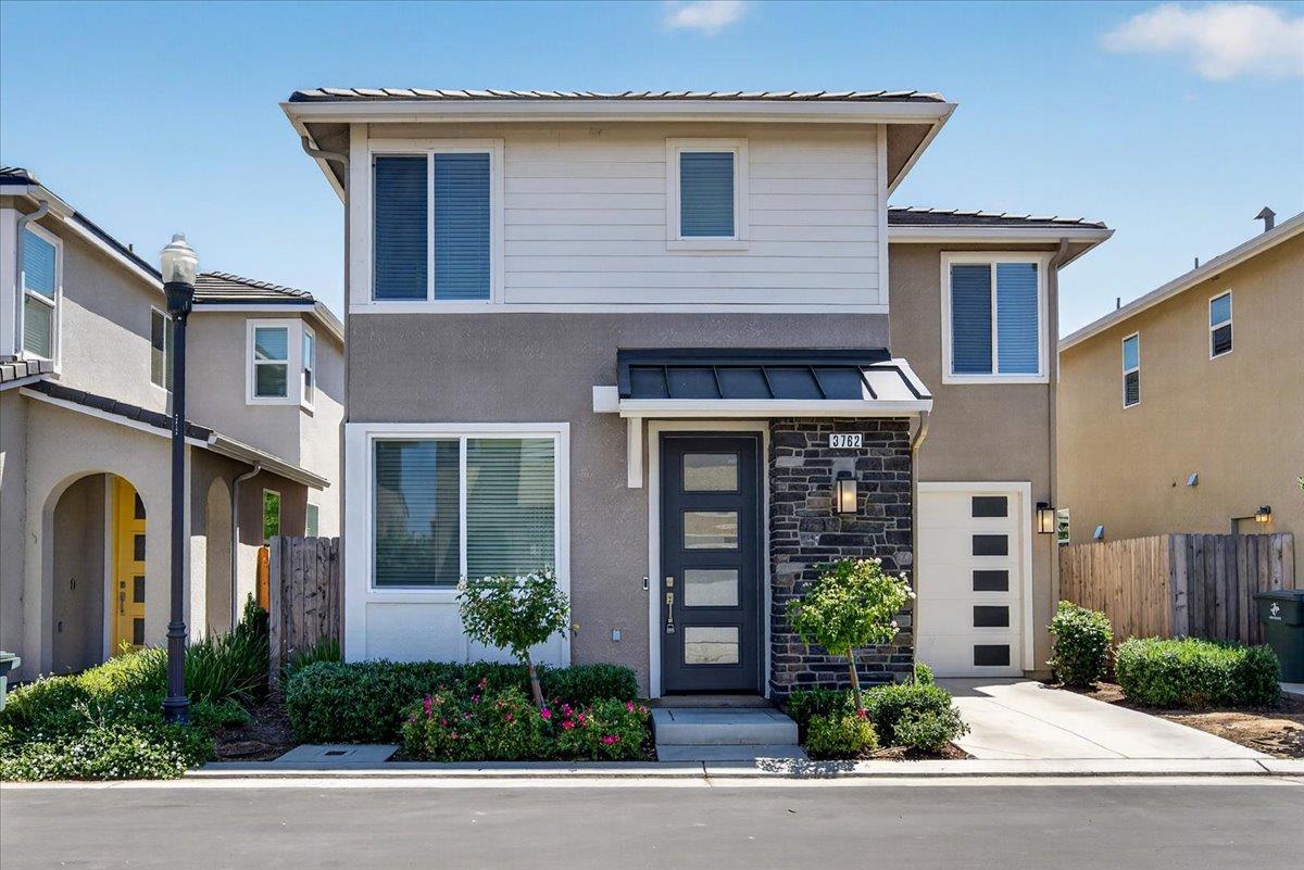 Photo 1 of 30 — 3762 Greystoke, Clovis, CA 93619