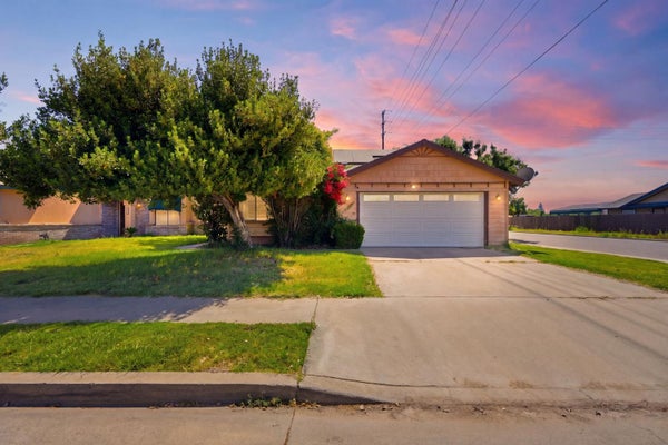 1008 N MANZANITA ST, VISALIA, CA 93292 - Image 63c707be7bb2a2f9a9e97d13ffada3bb/3332571609