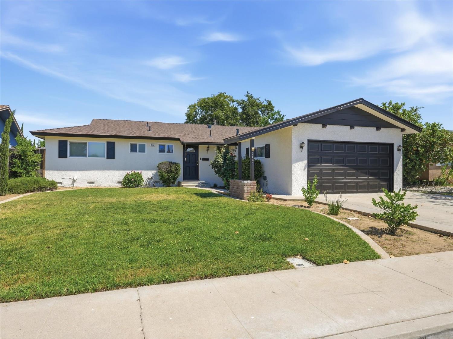 Photo 1 of 33 — 649 W Ashcroft Avenue, Clovis, CA 93612