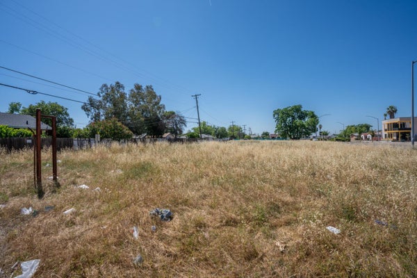 2305 S ELM AVE, FRESNO, CA 93706 - Image 7bc6460890fa29bb17bf3e62fff92d3c/2954375714